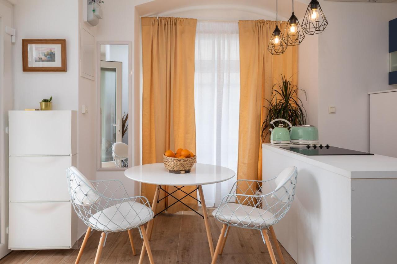 Jojo Studio Apartment - Feel The City'S Heartbeat Split Eksteriør billede